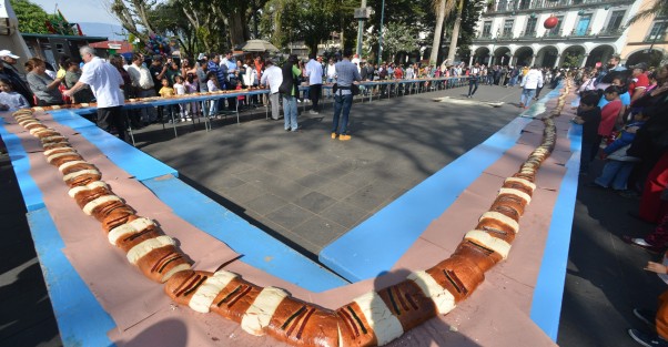 Mega rosca de Reyes en el parque Juárez de Xalapa, organizada por restauranteros de la capital.