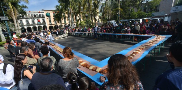 Mega rosca de Reyes en el parque Juárez de Xalapa, organizada por restauranteros de la capital.