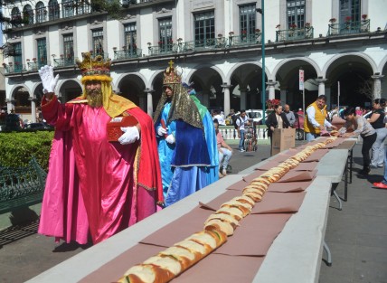 Mega rosca de Reyes en el parque Juárez de Xalapa, organizada por restauranteros de la capital.