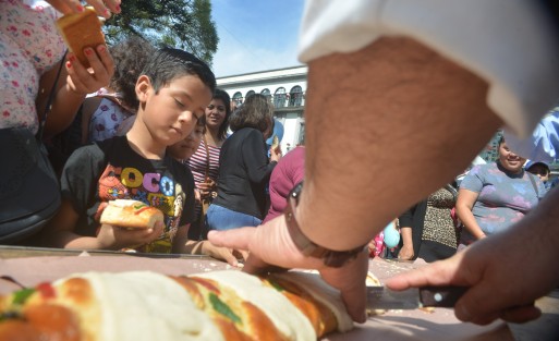 En la explanada del parque Juárez se llevo a cabo la segunda edición de la Rosca de Reyes Monumental, representantes de las diversas cámaras empresariales, el presidente de la asociación Xanté, Turismo, Cultura y Sociedad, Ulises Gómez, agradeció su colaboración para mantener vivas las tradiciones. 