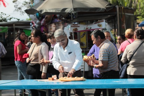 No faltó quien se autodespachó con rebanada grande. 