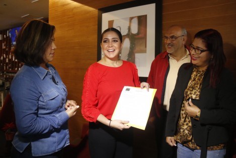 Anilú Ingram Vallines, diputada federal, se reunió con maestros de estancias infantiles del programa federal <em>Prospera</em>, que se encuentran preocupados por el recorte presupuestal de más de 8 mil millones de pesos. A los docentes les adeudan todo el mes de diciembre y no saben si reanudadan el servicio el próximo lunes.