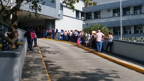 Largas filas para conseguir una cita para especialidades médicas en el Hospital de Alta Especialidad de Veracruz. Los solicitantes indican que sólo hay dos empleados atendiéndolos; por tal motivo el proceso es muy tardado. 