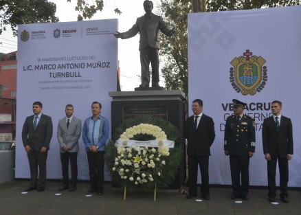 El gobernador de Veracruz, Cuitláhuac García, acudió a la  Ceremonia por el aniversario luctuoso del  Lic. Marco Antonio Muñoz Turnbull. El titular del Ejecutivo montó guardia de honor ante el monumento al exgobernador veracruzano,  junto a sus familiares