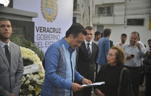 El gobernador de Veracruz, Cuitláhuac García, acudió a la  Ceremonia por el aniversario luctuoso del  Lic. Marco Antonio Muñoz Turnbull. El titular del Ejecutivo montó guardia de honor ante el monumento al exgobernador veracruzano,  junto a sus familiares
