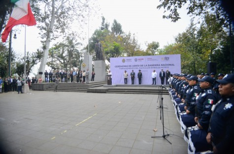 El gobernador Cuitláhuac García encabezó la ceremonia de arrío de la Bandera Nacional en la explanada del parque Juárez, acompañado de los secretarios de Gobierno, Eric Cisneros, y de Seguridad Pública, Hugo Gutiérrez.  