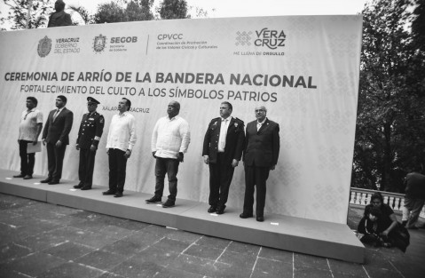El gobernador Cuitláhuac García encabezó la ceremonia de arrío de la Bandera Nacional en la explanada del parque Juárez, acompañado de los secretarios de Gobierno, Eric Cisneros, y de Seguridad Pública, Hugo Gutiérrez.  