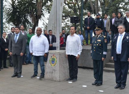 Cabe señalar que durante la ceremonia de arrío de la bandera, extrañamente hubo algunas faltas al protocolo de la misma, como fue el no entonar el Himno Nacional, entre otras. 