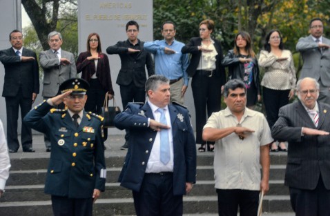 Cabe señalar que durante la ceremonia de arrío de la bandera, extrañamente hubo algunas faltas al protocolo de la misma, como fue el no entonar el Himno Nacional, entre otras. 