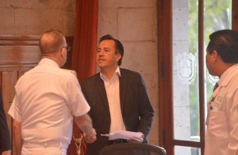 El gobernador Cuitláhuac García Jiménez informó que en Veracruz se implementa un programa de salud que tiene por objetivo atender, de manera prioritaria, a la población vulnerable, proyectando su acceso universal a un servicio con atención gratuita y de calidad.  