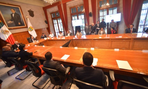 En Palacio de Gobierno de Veracruz se llevó a cabo la Primera Sesión Ordinaria del Consejo Estatal de Salud, presidida por el Gobernador Cuitláhuac García y el secretario de Salud, Roberto Ramos Alor; contando con la presencia del Secretario de Gobierno, Eric Cisneros Burgos; de Educación, Zenyazen Escobar García; de Protección Civil, Guadalupe Osorno Maldonado; de Desarrollo Económico, Ernesto Pérez Astorga; y la directora general del DIF Estatal, Verónica Aguilera Tapia, entre otros. 
