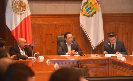 El gobernador Cuitláhuac García Jiménez informó que en Veracruz se implementa un programa de salud que tiene por objetivo atender, de manera prioritaria, a la población vulnerable, proyectando su acceso universal a un servicio con atención gratuita y de calidad. Este día se llevó a cabo la Primera Sesión Ordinaria del Consejo Estatal de Salud, presidida por el Gobernador Cuitláhuac García y el secretario de Salud, Roberto Ramos Alor.  