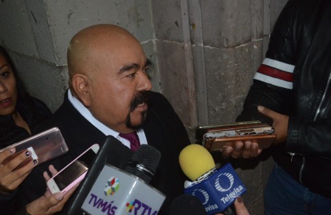En Palacio de Gobierno de Veracruz se llevó a cabo la Primera Sesión Ordinaria del Consejo Estatal de Salud, presidida por el Gobernador Cuitláhuac García y el secretario de Salud, Roberto Ramos Alor; contando con la presencia del Secretario de Gobierno, Eric Cisneros Burgos; de Educación, Zenyazen Escobar García; de Protección Civil, Guadalupe Osorno Maldonado; de Desarrollo Económico, Ernesto Pérez Astorga; y la directora general del DIF Estatal, Verónica Aguilera Tapia, entre otros. 