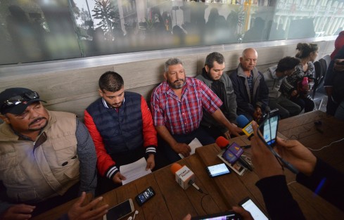 Los mexico-americanos agredidos por elementos de la Fuerza Civil, en conferencia de prensa, luego de haber acudido a la Comisión de Derechos Humanos. Desmintieron la versión de que tuvieran armas; acusan a los elementos de la Fuerza Civil de mentir y robar sus propiedades. 