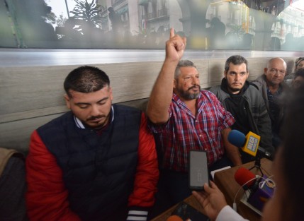 Los mexico-americanos agredidos por elementos de la Fuerza Civil, en conferencia de prensa, luego de haber acudido a la Comisión de Derechos Humanos. Desmintieron la versión de que tuvieran armas; acusan a los elementos de la Fuerza Civil de mentir y robar sus propiedades. 