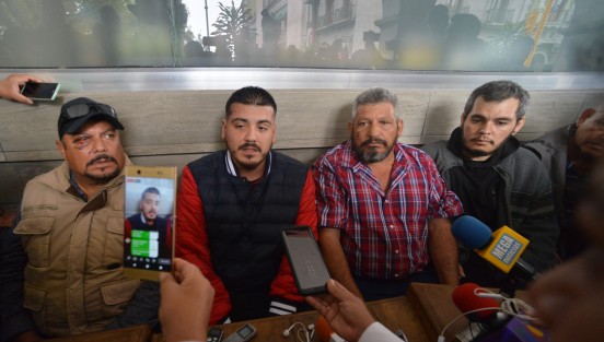 Los mexico-americanos agredidos por elementos de la Fuerza Civil, en conferencia de prensa, luego de haber acudido a la Comisión de Derechos Humanos. Desmintieron la versión de que tuvieran armas; acusan a los elementos de la Fuerza Civil de mentir y robar sus propiedades. 