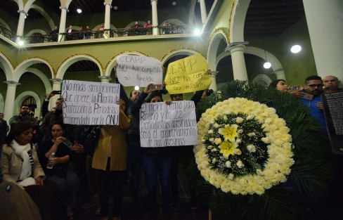 El Gobernador Cuitláhuac García dio uso de la voz a quienes se manifestaron en contra de la CEAPP. La reportera Norma Trujillo expresó que tal comisión no ha  funcionado en nada y sólo está de adorno.