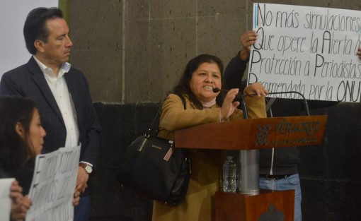El Gobernador Cuitláhuac García dio uso de la voz a quienes se manifestaron en contra de la CEAPP. La reportera Norma Trujillo expresó que tal comisión no ha  funcionado en nada y sólo está de adorno.
