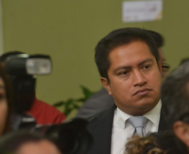 Entre reclamos de periodistas y familiares de estos se llevó a cabo el Acto solemne por el Día del Periodista el cual encabezó el gobernador Cuitláhuac García en el patio central de Palacio de gobierno.
