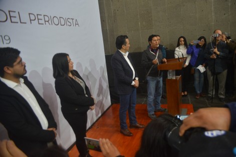 Entre reclamos de periodistas y familiares de estos se llevó a cabo el Acto solemne por el Día del Periodista el cual encabezó el gobernador Cuitláhuac García en el patio central de Palacio de gobierno.