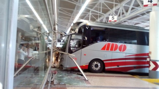 La mañana de este sábado en la ciudad de Veracruz,  un autobús de la línea ADO se estrelló contra la fachada de la terminal, justo cuando se acomodaba para que los pasajeros subieran. Al parecer el conductor aceleró y no pudo detenerse. No hubo lesionados. 