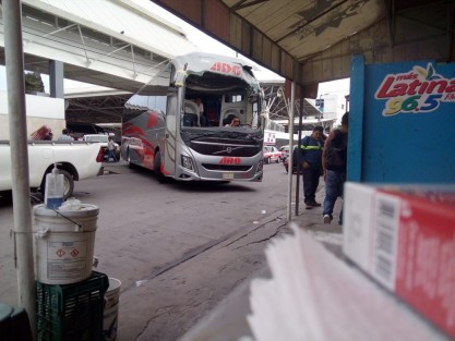 La mañana de este sábado en la ciudad de Veracruz,  un autobús de la línea ADO se estrelló contra la fachada de la terminal, justo cuando se acomodaba para que los pasajeros subieran. Al parecer el conductor aceleró y no pudo detenerse. No hubo lesionados. 