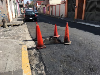 Fue retirada la maquinaria del reencarpetado de la calle Gutiérrez Zamora en Xalapa, sin embargo quedaron algunos detalles pendientes como el que una alcantarilla había sido tapada. Autoridades deberían revisar las obras antes de asignar otras a la misma constructora. 