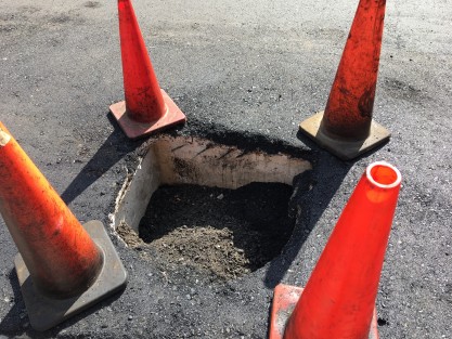 Fue retirada la maquinaria del reencarpetado de la calle Gutiérrez Zamora en Xalapa, sin embargo quedaron algunos detalles pendientes como el que una alcantarilla había sido tapada. Autoridades deberían revisar las obras antes de asignar otras a la misma constructora. 