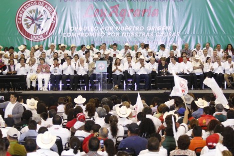 Claudia Ruiz Massieu y Miguel Ángel Osorio Chong, encabezaron la ceremonia del 104 Aniversario de la Promulgación de la Ley Agraria en Boca del Río.  