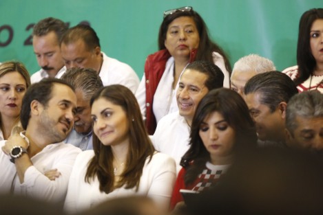 Al evento acudieron funcionarios de diversos partidos políticos. Uno de los invitados cayó del presidium y tuvo que ser atendido por un médico. 