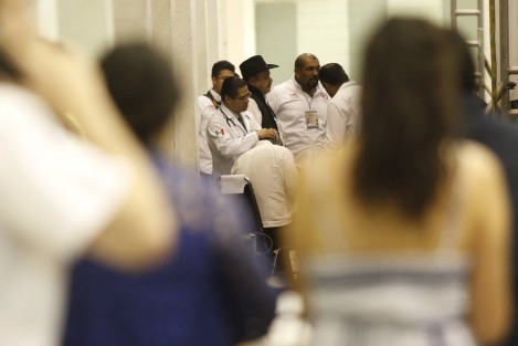 Al evento acudieron funcionarios de diversos partidos políticos. Uno de los invitados cayó del presidium y tuvo que ser atendido por un médico. 