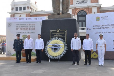 El gobernador Cuitláhuac García Jiménez encabezó la ceremonia conmemorativa por el 104 Aniversario de la Promulgación de la Ley Agraria, en la Macro Plaza del Malecón.  