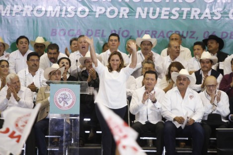 Claudia Ruiz Massieu y Miguel Ángel Osorio Chong, encabezaron la ceremonia del 104 Aniversario de la Promulgación de la Ley Agraria en Boca del Río. Al evento acudieron funcionarios de diversos partidos políticos. Uno de los invitados cayó del presidium y tuvo que ser atendido por un médico. 