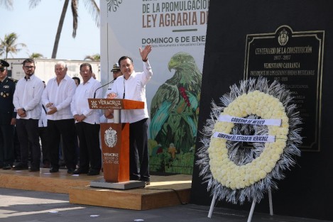 El gobernador Cuitláhuac García Jiménez encabezó la ceremonia conmemorativa por el 104 Aniversario de la Promulgación de la Ley Agraria, en la Macro Plaza del Malecón.  García Jiménez anunció el programa de conversión a cañeros para producir arroz y mejorar sus ingresos, además de que Veracruz albergará al Instituto Nacional del Café.