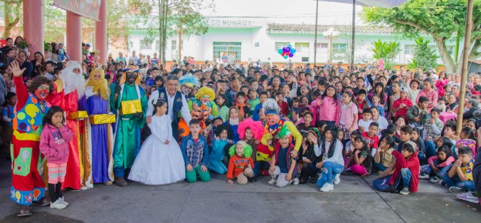 El día de hoy se llevó a cabo el Festival de Día de Reyes que organizó el Sistema DIF Municipal Teocelo en la explanada de Palacio Municipal; cientos de niños vivieron una mañana llena de sorpresas,  recibieron juguetes, compartieron rosca de reyes,  disfrutaron de juegos mecánicos  y participaron en un divertido show de payasos que incluyó magia y concursos. 