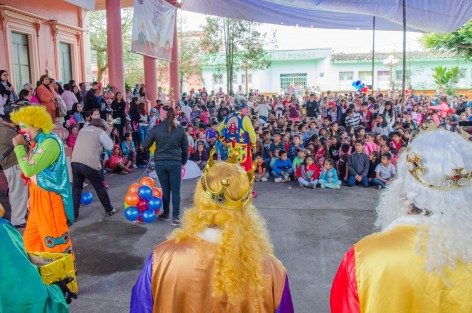 El día de hoy se llevó a cabo el Festival de Día de Reyes que organizó el Sistema DIF Municipal Teocelo en la explanada de Palacio Municipal; cientos de niños vivieron una mañana llena de sorpresas,  recibieron juguetes, compartieron rosca de reyes,  disfrutaron de juegos mecánicos  y participaron en un divertido show de payasos que incluyó magia y concursos. 