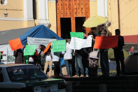 Trabajadores despedidos de la empresa INVERAFRUT, ubicada en Chavarrillo, se manifiestan esta mañana en el centro de Xalapa, pidiendo justicia pues fueron despedidos sin liquidación. Temprano incluso bloquearon la circulación provocando caos vial.  