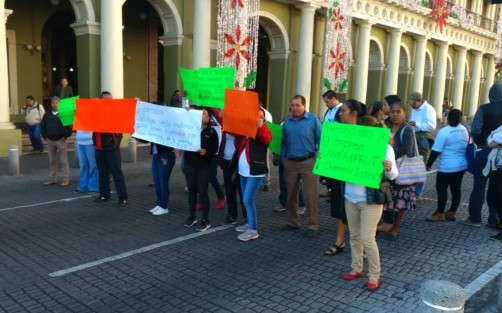Exempleados de la empresa  INVERAFRUT de la localidad El Chavarrillo cerraron la calle de Enríquez porque algunos acusaron que fueron despedidos de manera injustificada sin pagarles la liquidación y demás prestaciones.