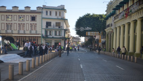 Exempleados de la empresa  INVERAFRUT de la localidad El Chavarrillo cerraron la calle de Enríquez porque algunos acusaron que fueron despedidos de manera injustificada sin pagarles la liquidación y demás prestaciones.
