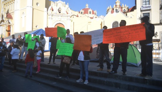 Fueron atendidos por personal del gobierno y accedieron a quitarse en espera de ser ayudados. 