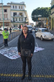 Topacio Citlali Hernández, quien el pasado gobierno estuvo en la cárcel por manifestarse de firma violenta, hoy nuevamente cerró uno de los carriles de la calle de Enríquez;  su exigencia la misma de siempre, que le regresen su plaza en la SEV.  
