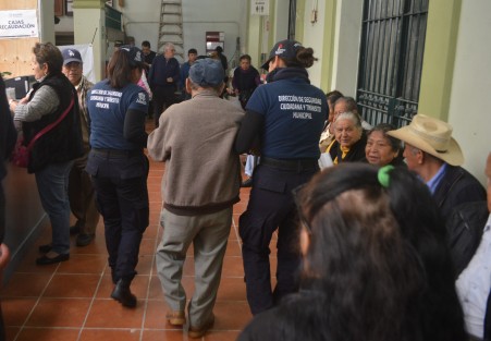Elementos de  la Dirección de Seguridad Ciudadana  y Tránsito Municipal auxilian a una persona de la tercera edad que solicitaba algún trámite dentro de Palacio municipal de Xalapa.  