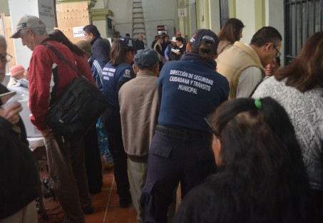 Elementos de  la Dirección de Seguridad Ciudadana  y Tránsito Municipal auxilian a una persona de la tercera edad que solicitaba algún trámite dentro de Palacio municipal de Xalapa.  