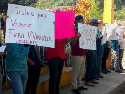Un grupo de personas se manifestó en las oficinas de la Fiscalía Regional de Papantla para exigir la salida del cargo del fiscal General del estado, Jorge Winckler. Acusan corrupción de parte de esta dependencia que aseguran, imparte justicia al mejor postor. 