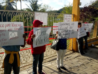 Un grupo de personas se manifestó en las oficinas de la Fiscalía Regional de Papantla para exigir la salida del cargo del fiscal General del estado, Jorge Winckler. Acusan corrupción de parte de esta dependencia que aseguran, imparte justicia al mejor postor. 