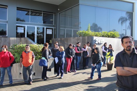 Extrabajadores del SAT se manifestaron en Córdoba este lunes en la entrada de las instalaciones de la dependencia sin dejar pasar al personal de confianza; exigen que se les pague como marca la ley o los reinstalen.  