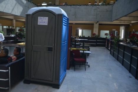 Gran alboroto armó la colocación em el Palacio Legislativo de un un baño portátil justo enfrente de donde se encuentra uno de los baños que la diputada María Josefina reportó en sus redes sociales.