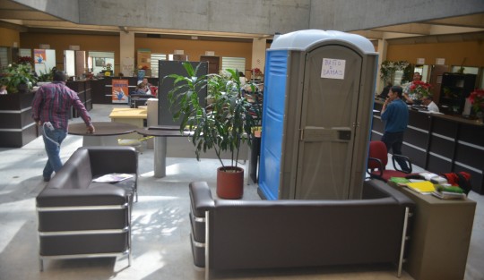 Gran alboroto armó la colocación em el Palacio Legislativo de un un baño portátil justo enfrente de donde se encuentra uno de los baños que la diputada María Josefina reportó en sus redes sociales.