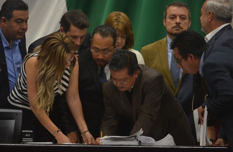 La diputada panista María Josefina Gamboa se empecinó en revisar personalmente que las actas de Cabildo donde los Ayuntamientos se expresaban sobre la propuesta de remoción del fiscal, las cuales anteriormente fuera de sesión el diputado Pozos Castro había expresado alrededor de 130 estaban a favor.  
