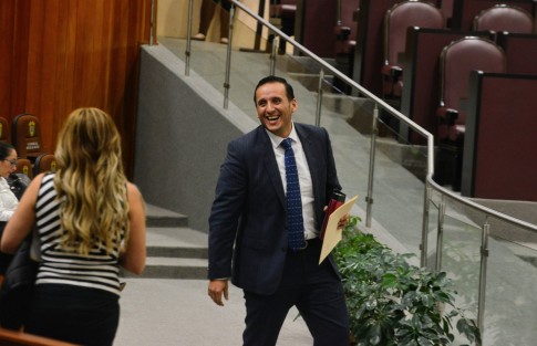 Otro de los panistas que intentó que no se validara la reforma para remover al Fiscal del Estado, fue Sergio Hernández, quien argumentó que podrían caer en desacato debido al amparo que logró el Fiscal Jorge WInckler.  